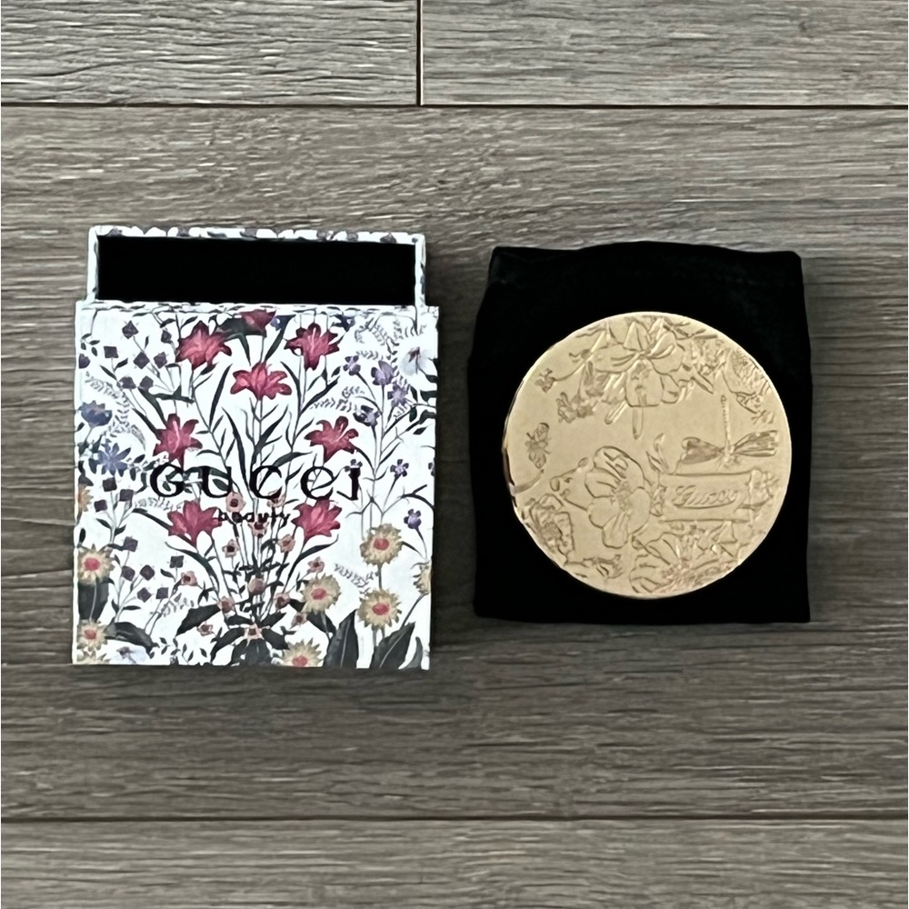 New In Box Gucci Beauty Flora Gold Mirror with Velvet Pouch and Box